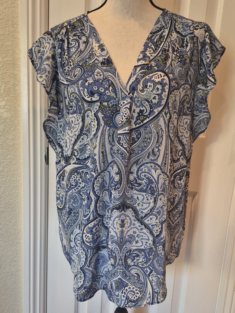 Women’s Paisley V-Neck Short Sleeve Top - Blue sz LRG